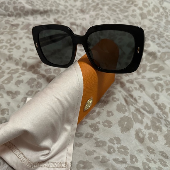 Tory Burch Black Sunglasses with Orange Case & Dust baggie - Picture 4 of 5